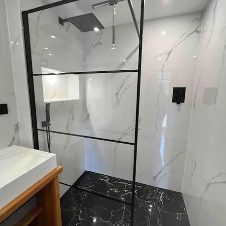 Apartment Luxury Sleeping 4-6 People With Jacuzzi - Covale Studio One